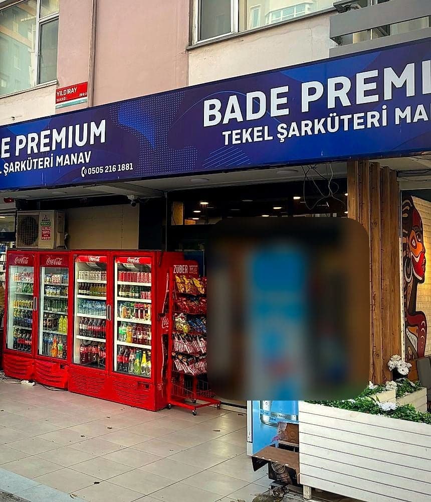 Bade Premium dükkân önündeki Algida dondurma dolabı, Yıldıray Sokağı Kadıköy